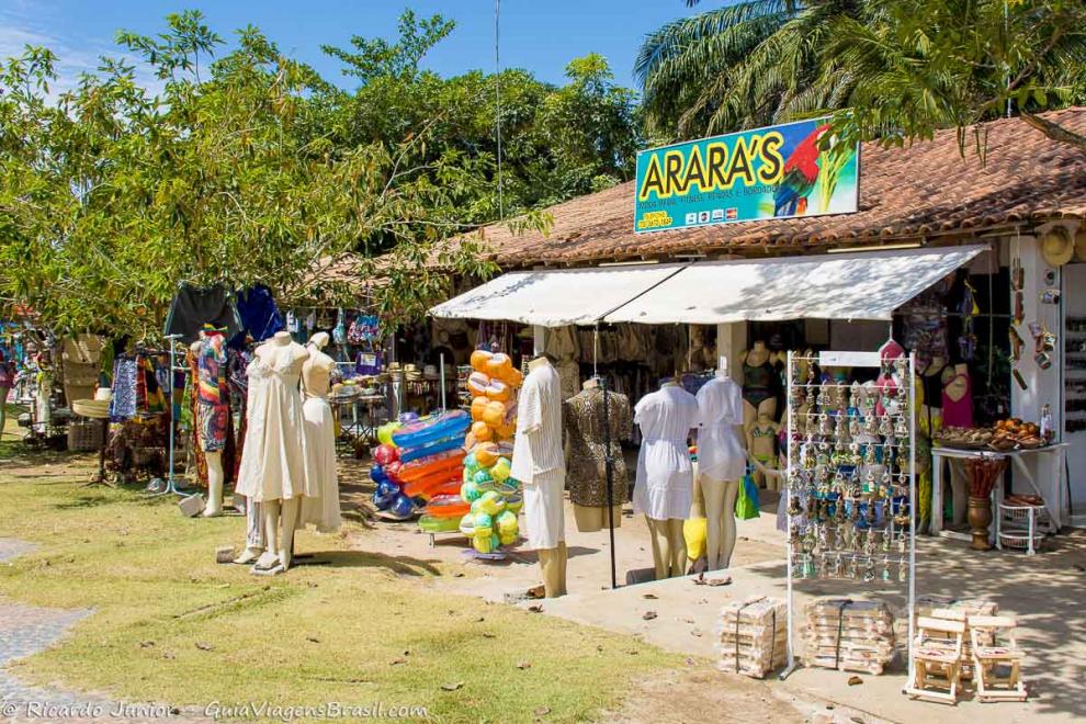 Imagem de uma loja com roupas expostas na frente-Coroa Vermelha.